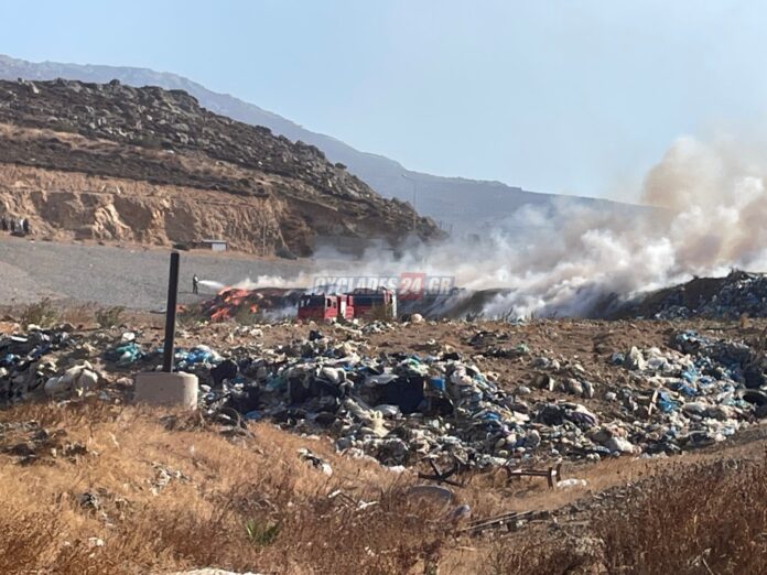 Η πυροσβεστική καταφτάνει στην φωτιά στον ΧΥΤΑ της Νάξου / φωτό από cyclades24.gr