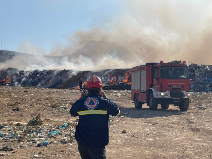 Η πυροσβεστική καταφτάνει στην φωτιά στον ΧΥΤΑ της Νάξου / φωτό από cyclades24.gr
