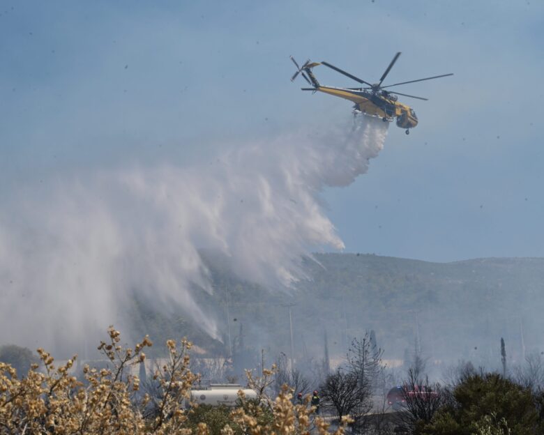 Φωτιά στον Ασπρόπυργο στην περιοχή Σοφό: Επι τόπου πυροσβεστικές δυνάμεις