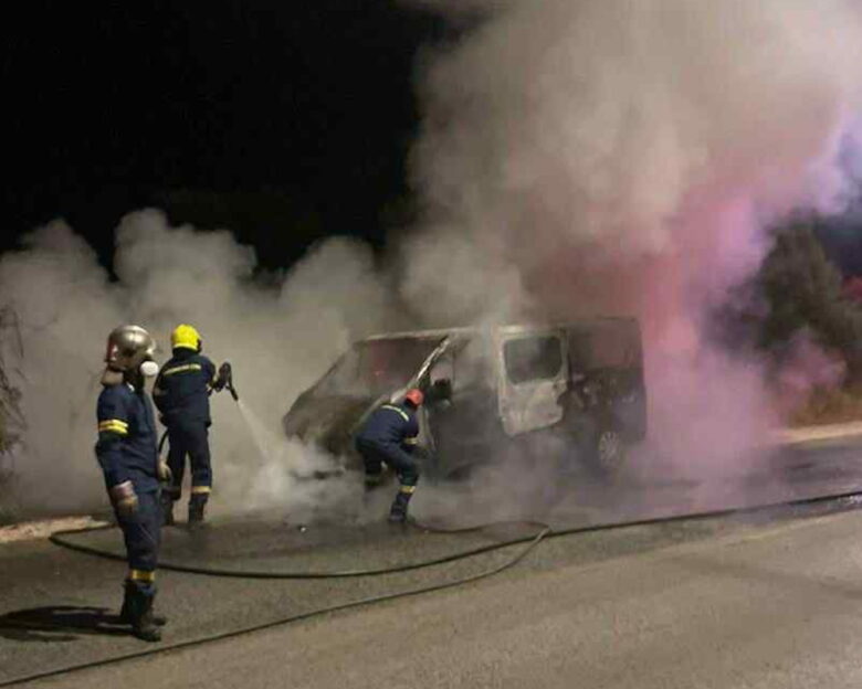 Τουριστικό βαν έπιασε φωτιά μες στη μέση της Λεωφόρου Σπάτων – Αρτέμιδος