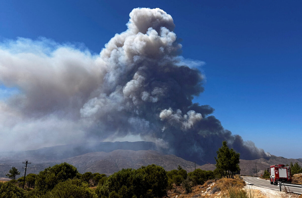 Καπνός από τη φωτιά στη Χίο