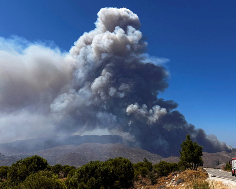 Φωτιές στην Ελλάδα: Διάσπαρτες εστίες στην Πρέβεζα – Σε δύσβατο σημείο οι φλόγες στη Χίο