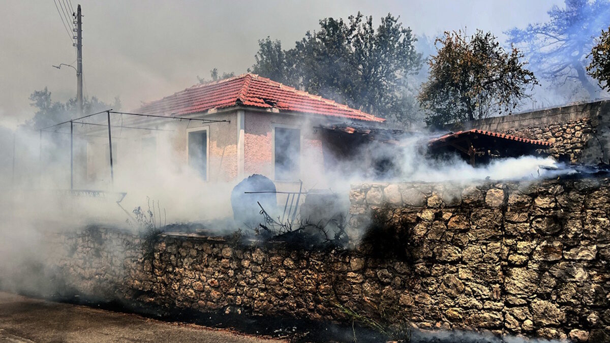 Σπίτι καίγεται κατά τη διάρκεια φωτιάς στον Αγαλά