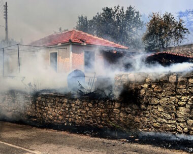 Σπίτι καίγεται κατά τη διάρκεια φωτιάς στον Αγαλά
