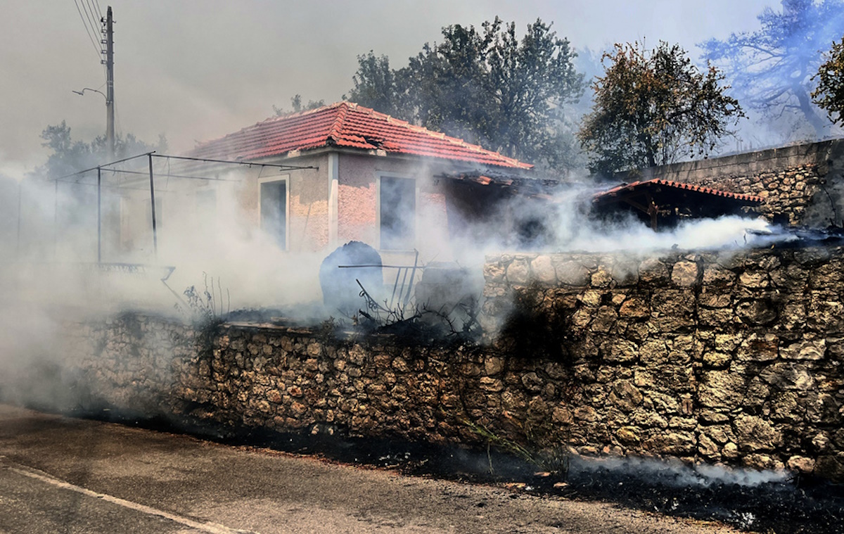 Σπίτι καίγεται κατά τη διάρκεια φωτιάς στον Αγαλά