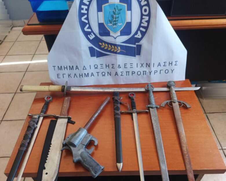 Πιστόλι, κατάνα και ξιφίδια σε σπίτι 25χρονης στον Ασπρόπυργο