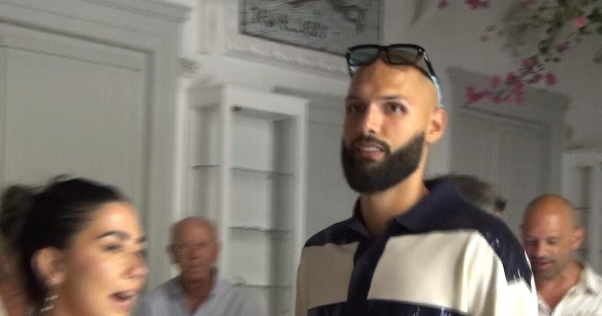 Evan Fournier walks the picturesque alleys of Mykonos