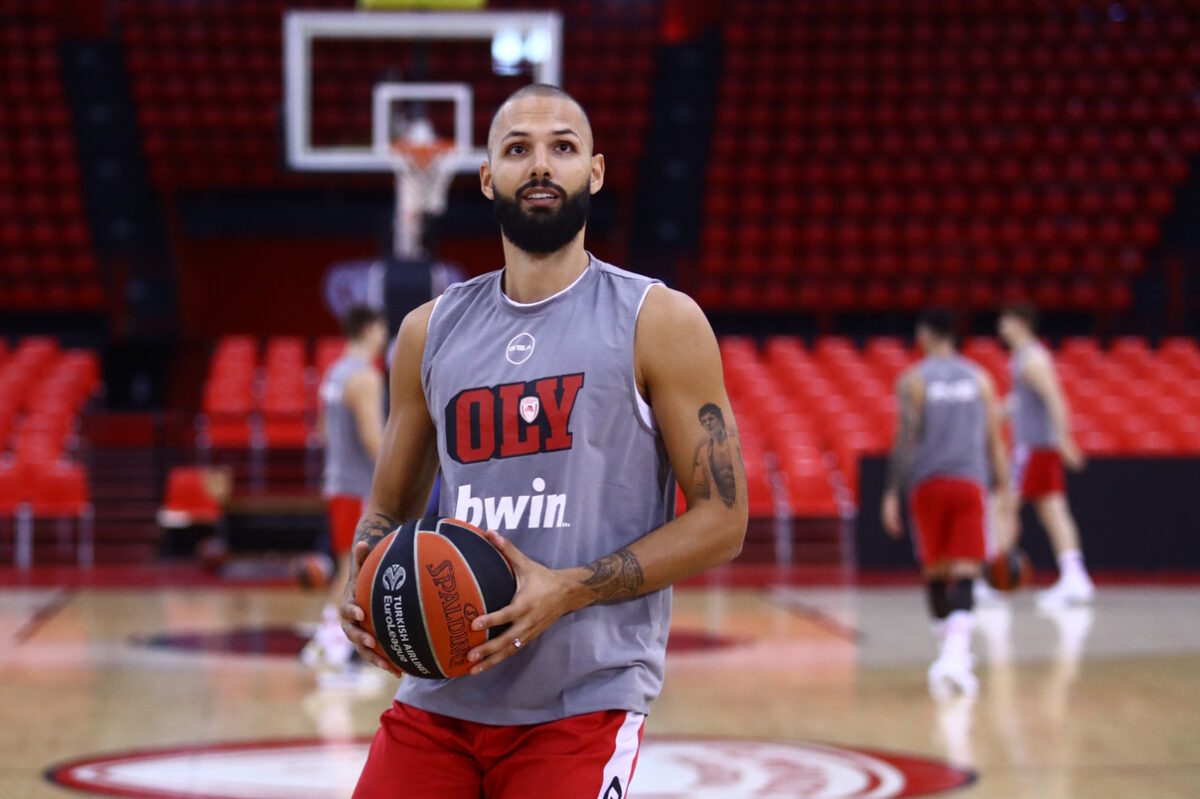Ο Εβάν Φουρνιέ σε προπόνηση του Ολυμπιακού (ΦΩΤΟ ΜΑΡΚΟΣ ΧΟΥΖΟΥΡΗΣ