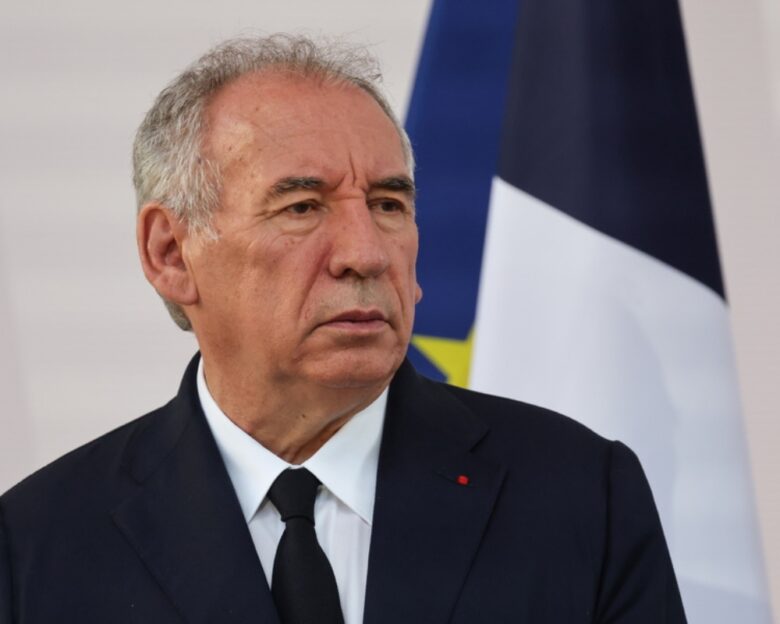 Γαλλία: Προς κατάρρευση η κυβέρνηση του Φρανσουά Μπαϊρού – Η κίνηση απελπισίας για να αποφύγει την κρίση τύπου Ελλάδας