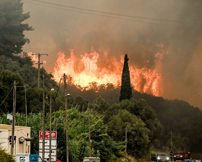Εκκενώνεται η Κάτω Αχαΐα λόγω της μεγάλης φωτιάς – Καίγονται σπίτια και εργοστάσια: «Απομακρυνθείτε προς Πύργο»
