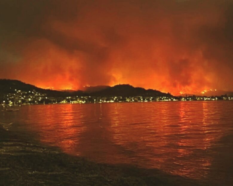 Φωτιές: Πύρινος εφιάλτης στην Κάτω Αχαΐα και εντολή εκκένωσης προς Πύργο – Στις φλόγες Χίος, Πρέβεζα και Ζάκυνθος