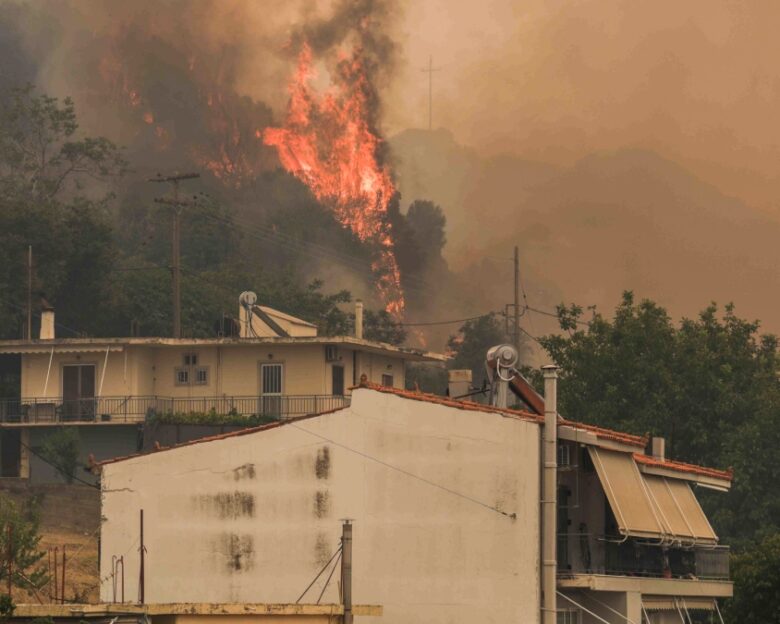 Φωτιά στην Αχαΐα: Ανεξέλεγκτες οι φλόγες στα Συχαινά, η πυρκαγιά απειλεί την Πάτρα – Συνεχείς αναζωπυρώσεις