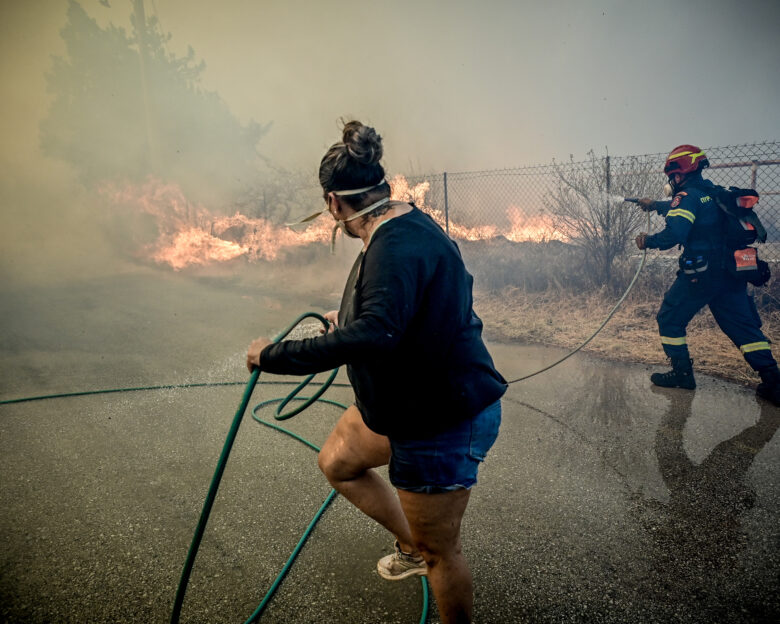 Φωτιά στην Κερατέα στην περιοχή Συντερίνα: Υπό έλεγχο οι φλόγες – Πυροσβέστες και εθελοντές παραμένουν στο σημείο