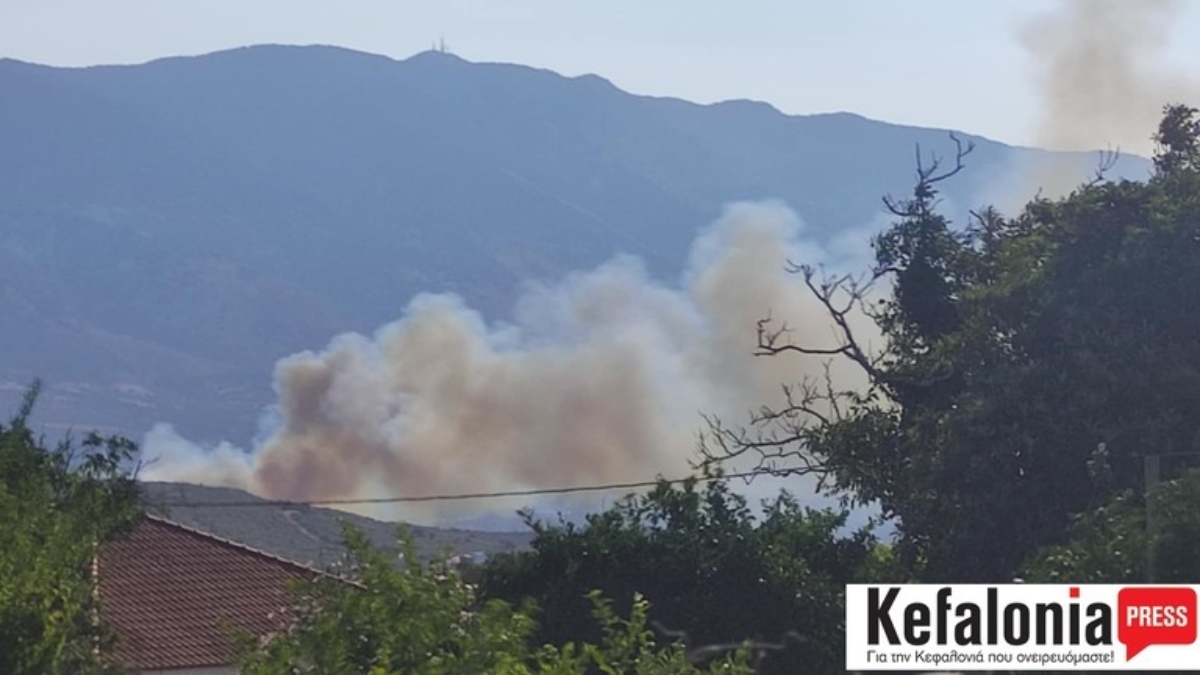 Φωτιά στην Κεφαλονιά κοντά σε σπίτια: «Αν βρίσκεστε σε Καραβάδο, Δοριζάτα και Κεραμειές απομακρυνθείτε προς Αργοστόλι»