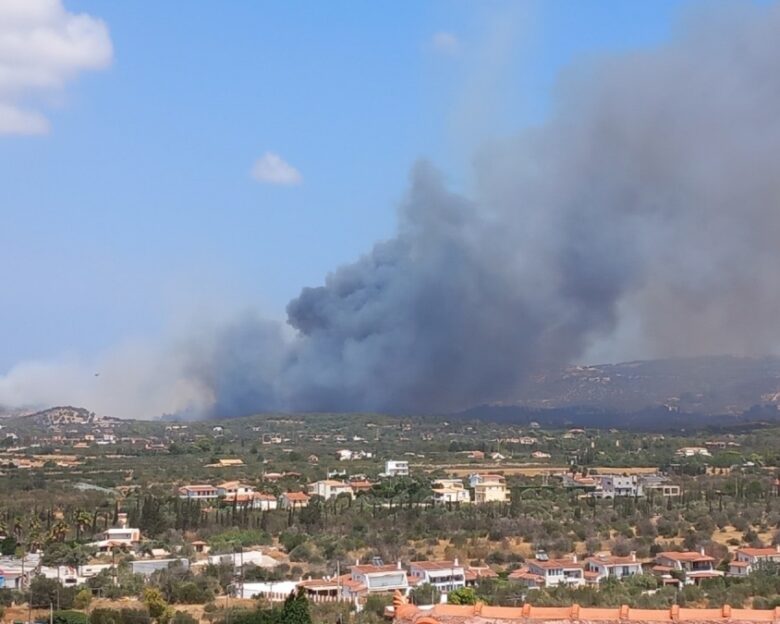 Φωτιά στην Κερατέα: Μήνυμα από το 112 – «Αν βρίσκεστε σε Δροσιά και Χάρβαλο απομακρυνθείτε προς Ανάβυσσο»