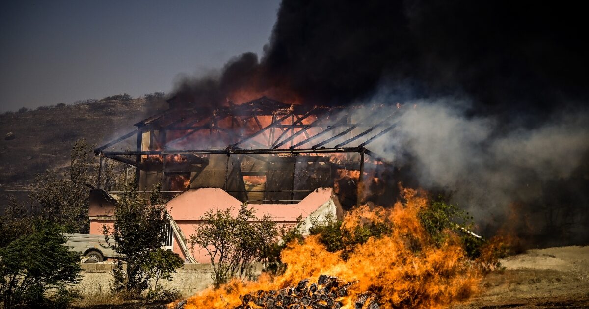 Fire in Keratea: Uncontrolled the fiery nightmare, other 112 messaging houses were burnt down for evacuations