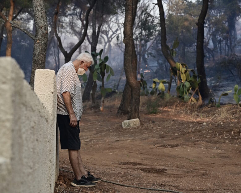 Φωτιά στην Κερατέα: Η φρίκη της πύρινης λαίλαπας μέσα σε φωτογραφίες – Σπίτια και όνειρα έγιναν στάχτη μέσα σε μια στιγμή