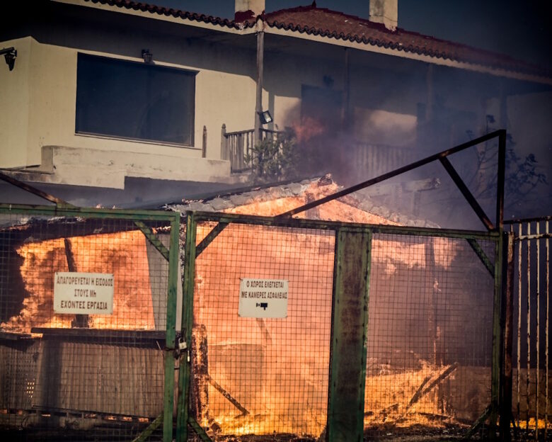Φωτιά στην Κερατέα: Άνδρας με κόκκινο μηχανάκι κινούνταν ύποπτα πριν ξεσπάσει η πυρκαγιά – Στο «μικροσκόπιο» το γκαζάκι που βρέθηκε