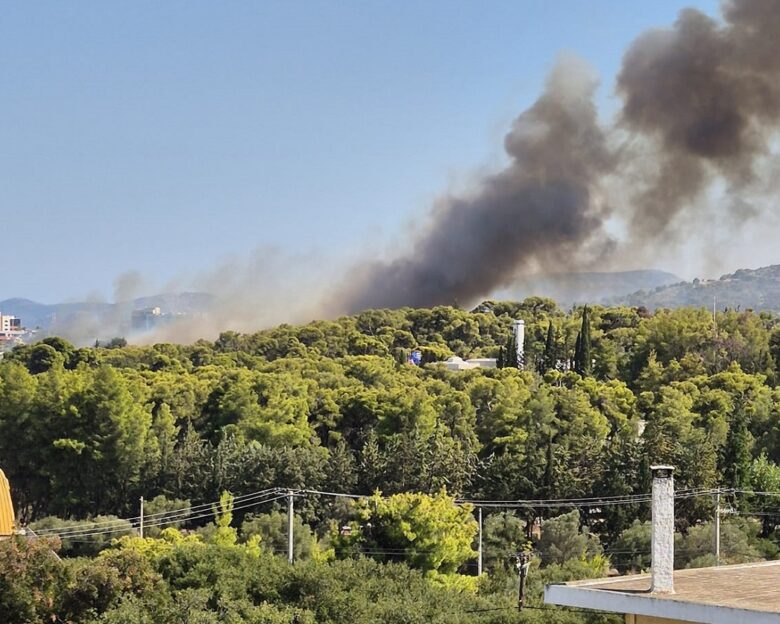 Φωτιά στην Παιανία κοντά στην Αττική Οδό – Απειλείται και εταιρεία