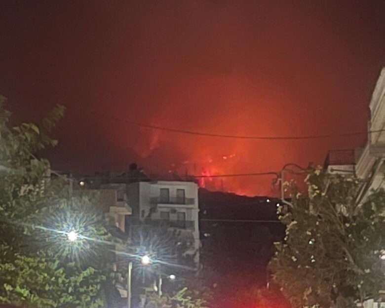 Φωτιά στην Πάτρα: Ολονύχτια μάχη για να μην περάσουν οι φλόγες στην πόλη – Δυο τα πύρινα μέτωπα, φόβος για αναζωπυρώσεις