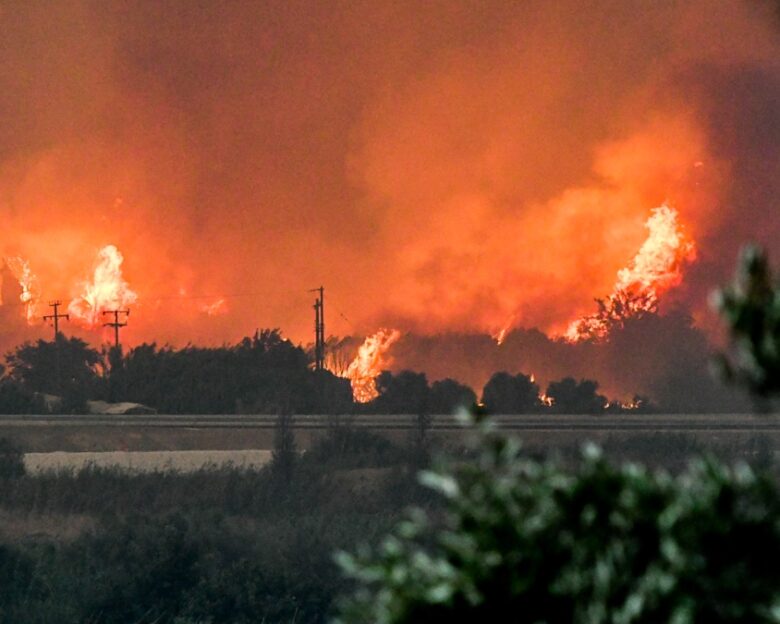 Φωτιά στην Αχαΐα: Τεράστιες καταστροφές από την πύρινη κόλαση – «Βροχή» τα μηνύματα εκκένωσης, στο νοσοκομείο τραυματίες