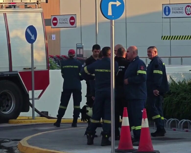 Φωτιά σε αυτοκίνητο σε υπόγειο πάρκινγκ στον Πειραιά: Δείτε βίντεο