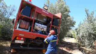 Πυροσβέστης και όχημα της Πυροσβεστικής Υπηρεσίας