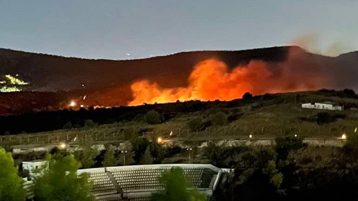 Φωτιά στη Σαλαμίνα