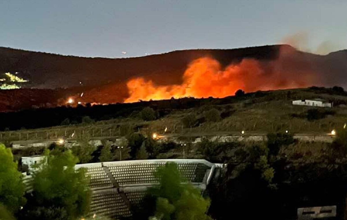 Φωτιά στη Σαλαμίνα