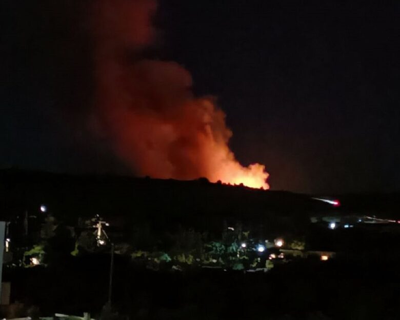Φωτιά στη Σαλαμίνα στην περιοχή Βασιλικά καίει κοντά σε σπίτια – Μήνυμα από το 112