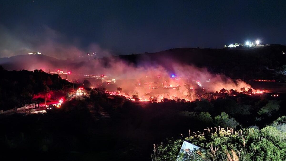 Φωτιά στη Σαλαμίνα