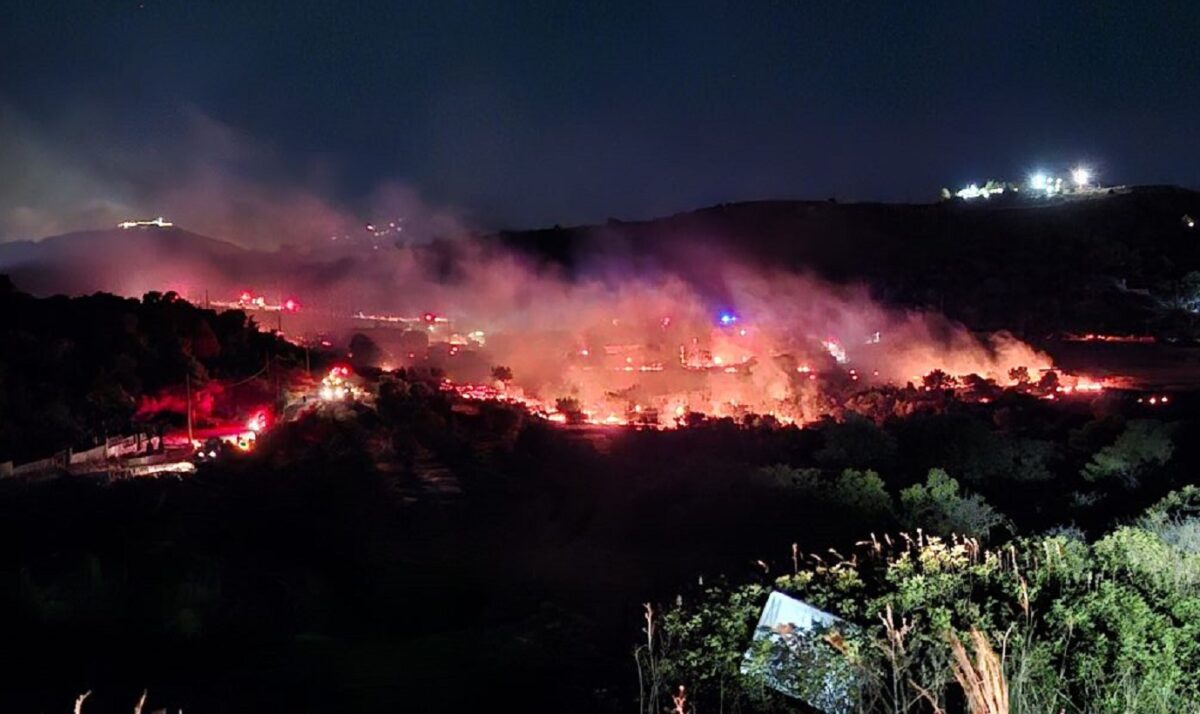 Φωτιά στη Σαλαμίνα