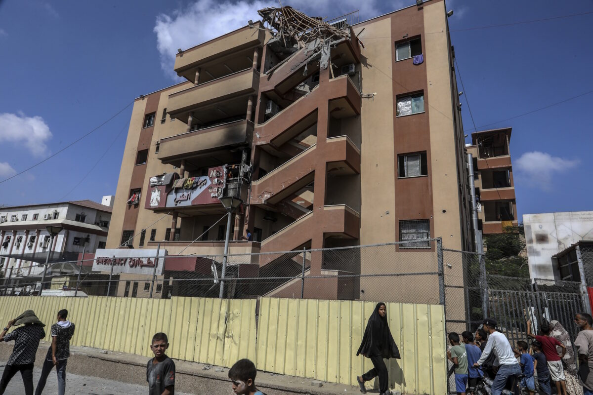 Όψη του νοσοκομείου Νάσερ στο Χαν Γιούνις, το οποίο υπέστη ζημιές από ισραηλινή επίθεση. Η υπηρεσία πολιτικής άμυνας της Γάζας ανέφερε ότι πέντε δημοσιογράφοι σκοτώθηκαν μεταξύ τουλάχιστον 20 άλλων ανθρώπων