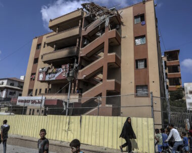 Όψη του νοσοκομείου Νάσερ στο Χαν Γιούνις, το οποίο υπέστη ζημιές από ισραηλινή επίθεση. Η υπηρεσία πολιτικής άμυνας της Γάζας ανέφερε ότι πέντε δημοσιογράφοι σκοτώθηκαν μεταξύ τουλάχιστον 20 άλλων ανθρώπων