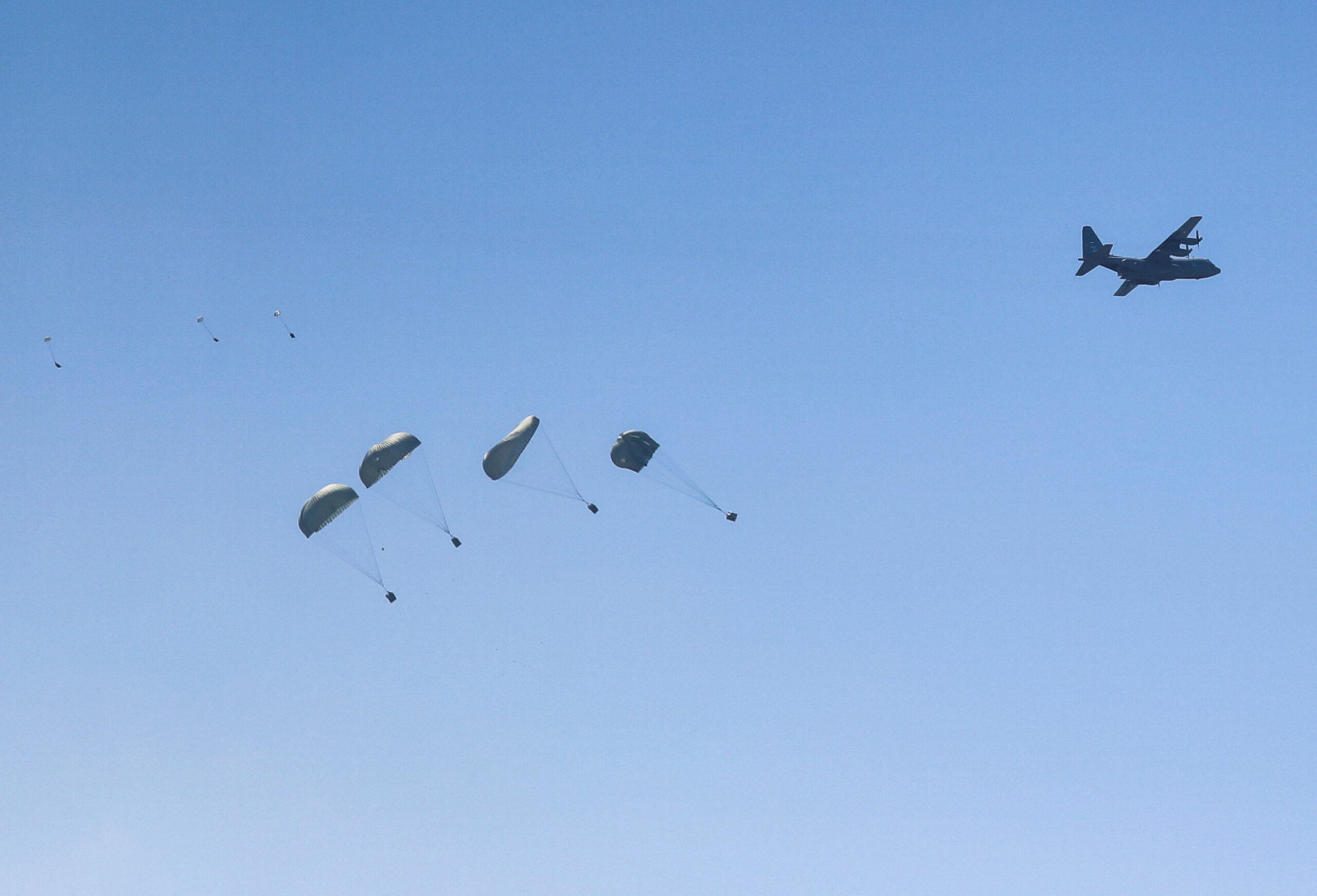 Help packages are thrown by air over Gaza / Reuters / Mahmoud Issa