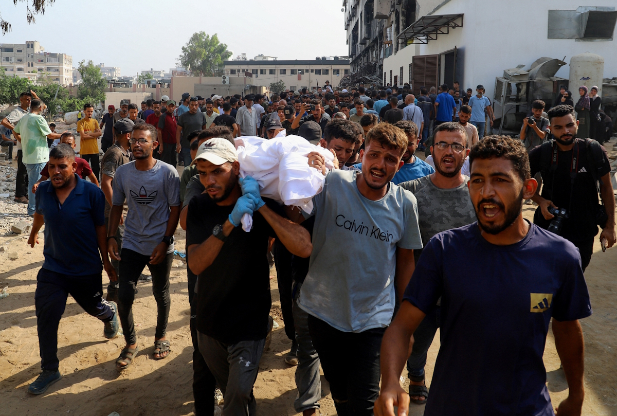 Καπνός υψώνεται μετά από ισραηλινή επίθεση, στο Khan Younis στη νότια Λωρίδα της Γάζας