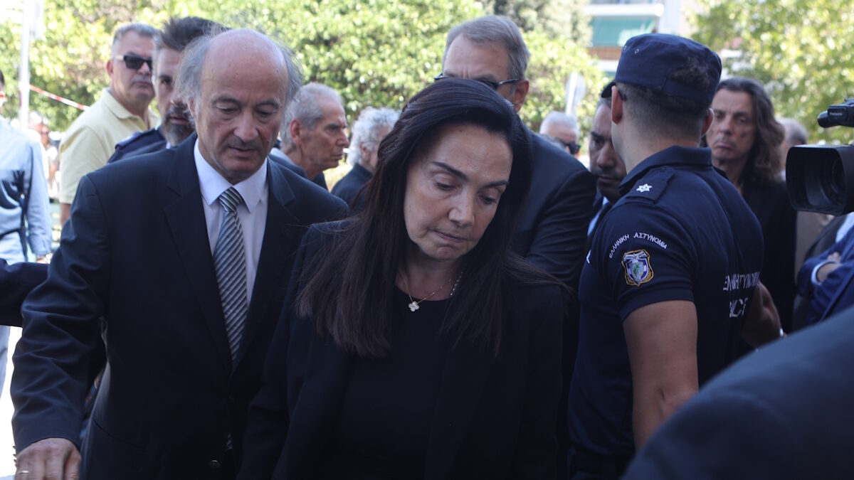 Καταρρακωμένη η Γεωργία Σαμαρά στο τελευταίο αντίο της κόρης της, Λένας Σαμαρά