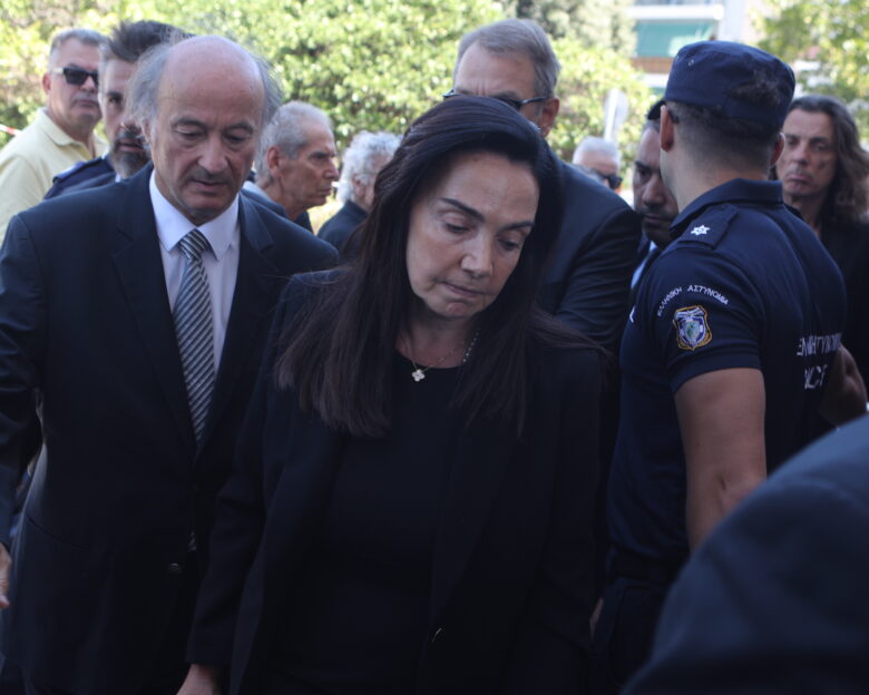 Κηδεία Λένα Σαμαρά: Πλήθος κόσμου στο τελευταίο «αντίο» στη 34χρονη – Βουβός ο πόνος των αγαπημένων της