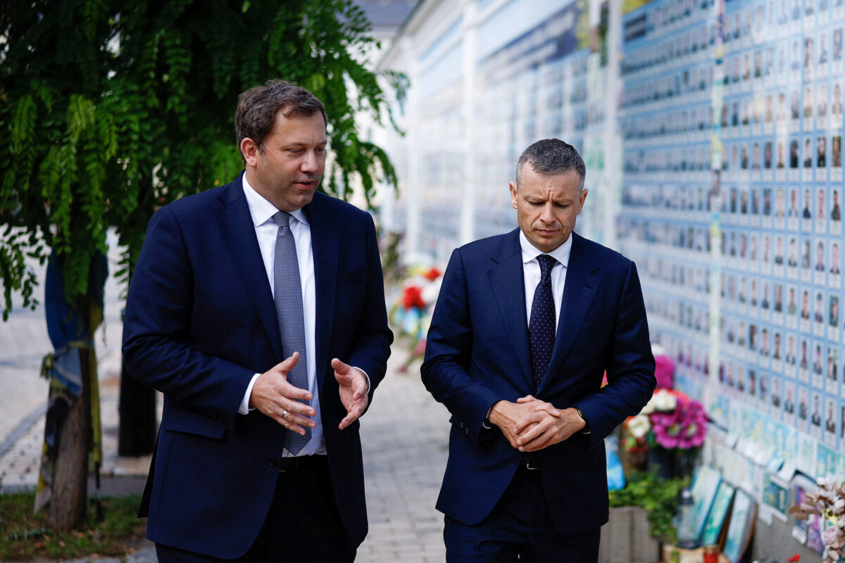 Ο Γερμανός Αντικαγκελάριος Λαρς Κλίνγκμπαϊλ με τον Ουκρανό Υπουργό Οικονομικών Σέρχι Μαρτσένκο