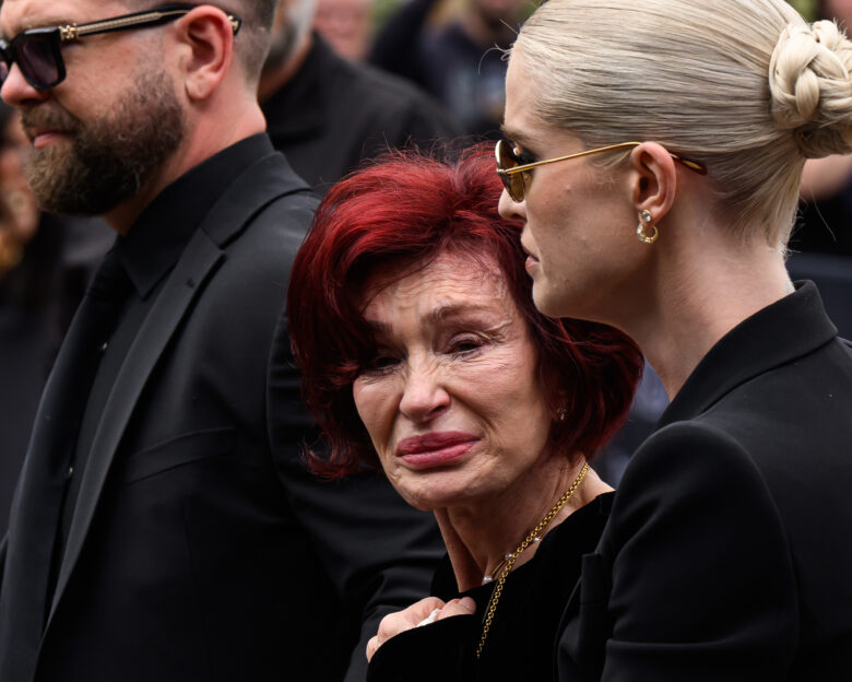H Sharon Osbourne κατέρρευσε στην κηδεία του Ozzy – Σκιά του εαυτού της στο ύστατο χαίρε στον άνδρα της ζωής της