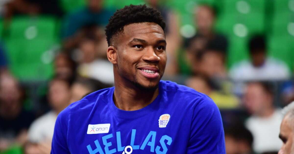 Giannis Antetokounbos is watching smiling on the bench in Greece – Belgium