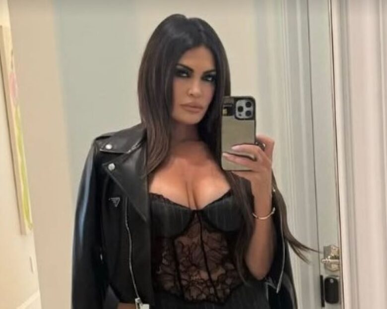 Κίμπερλι Γκιλφόιλ: Η selfie με sexy total black look – Η ανανεωμένη εμφάνισή της παρά το «πάγωμα» της άφιξής της στην Ελλάδα