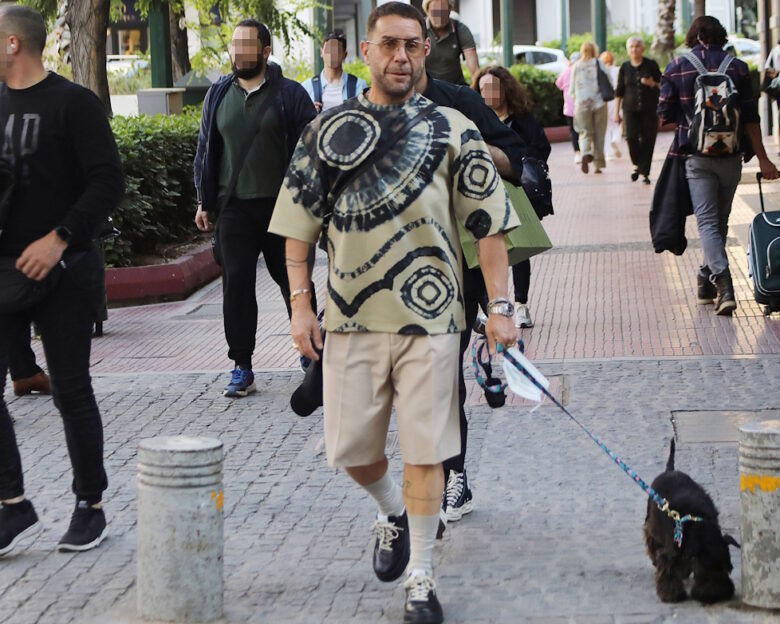Γιώργος Μαζωνάκης: Οι μοναχικές βόλτες με τον σκύλο του και το δημόσιο «καρφί» για τον οίκο που άφησε πίσω του
