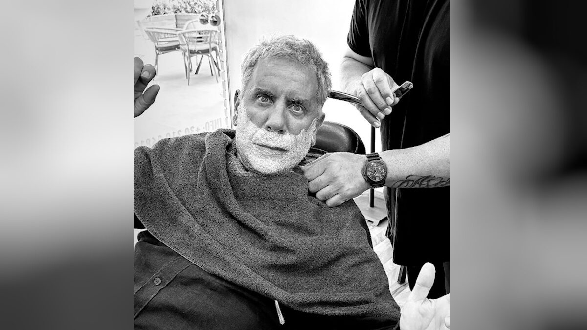 Ο Γιώργος Μαζωνάκης πήγε στο κομμωτήριο μετά το εξιτήριο από το Δρομοκαΐτειο – Η φωτογραφία με τον αφρό στα μούσια του