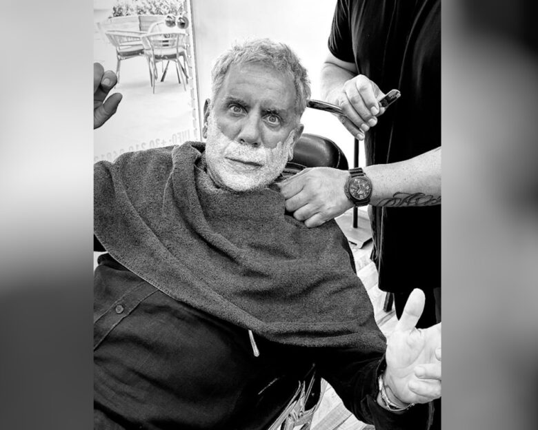 Ο Γιώργος Μαζωνάκης πήγε στο κομμωτήριο μετά το εξιτήριο από το Δρομοκαΐτειο – Η φωτογραφία με τον αφρό στα μούσια του