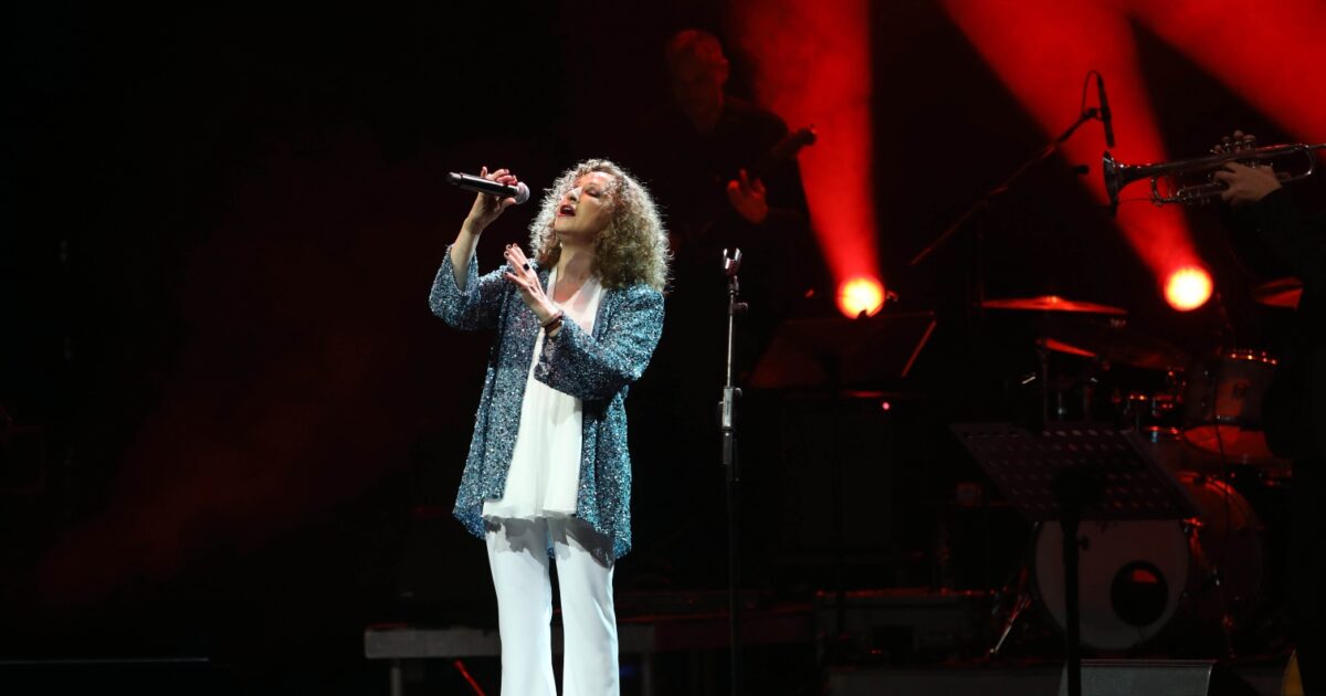 Glyceria posts her participation in a concert for Lina Nikolakopoulou – denounces threats to episodes
