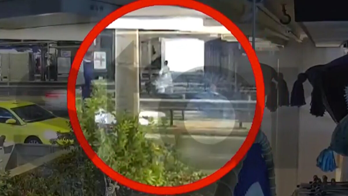 Η γυναίκα με το καροτσάκι στο Παλαιό Φάληρο
