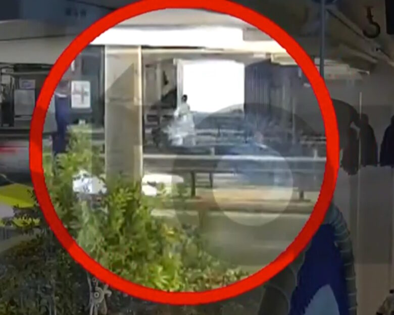 Παλαιό Φάληρο: Nέο βίντεο για το θρίλερ με το νεκρό κοριτσάκι – Η γυναίκα στις γραμμές του τραμ με το καροτσάκι