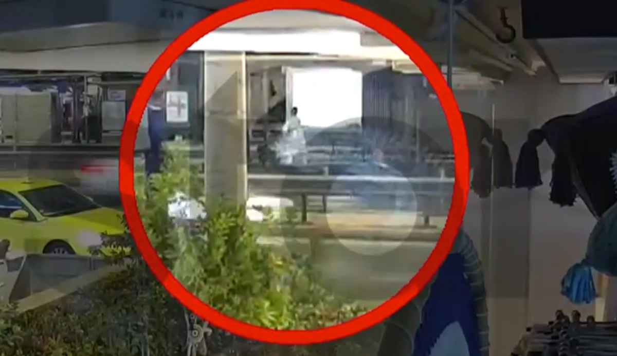 Η γυναίκα με το καροτσάκι στο Παλαιό Φάληρο