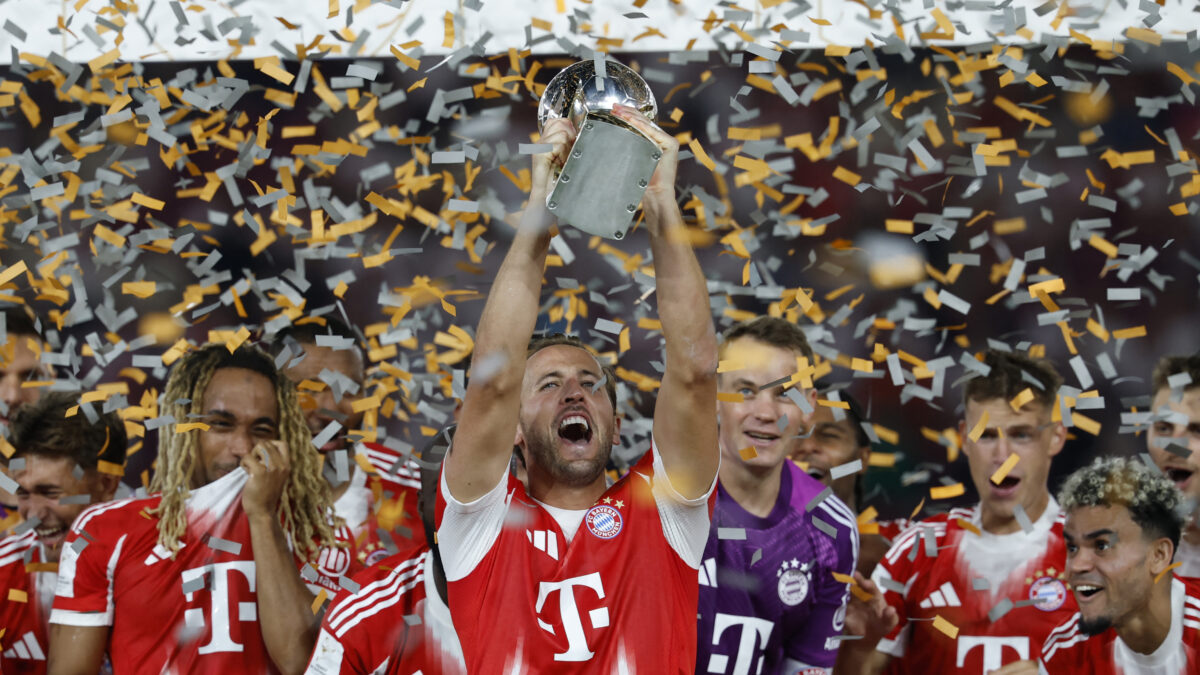 Ο Χάρι Κέιν με το τρόπαιο του Super Cup Γερμανίας